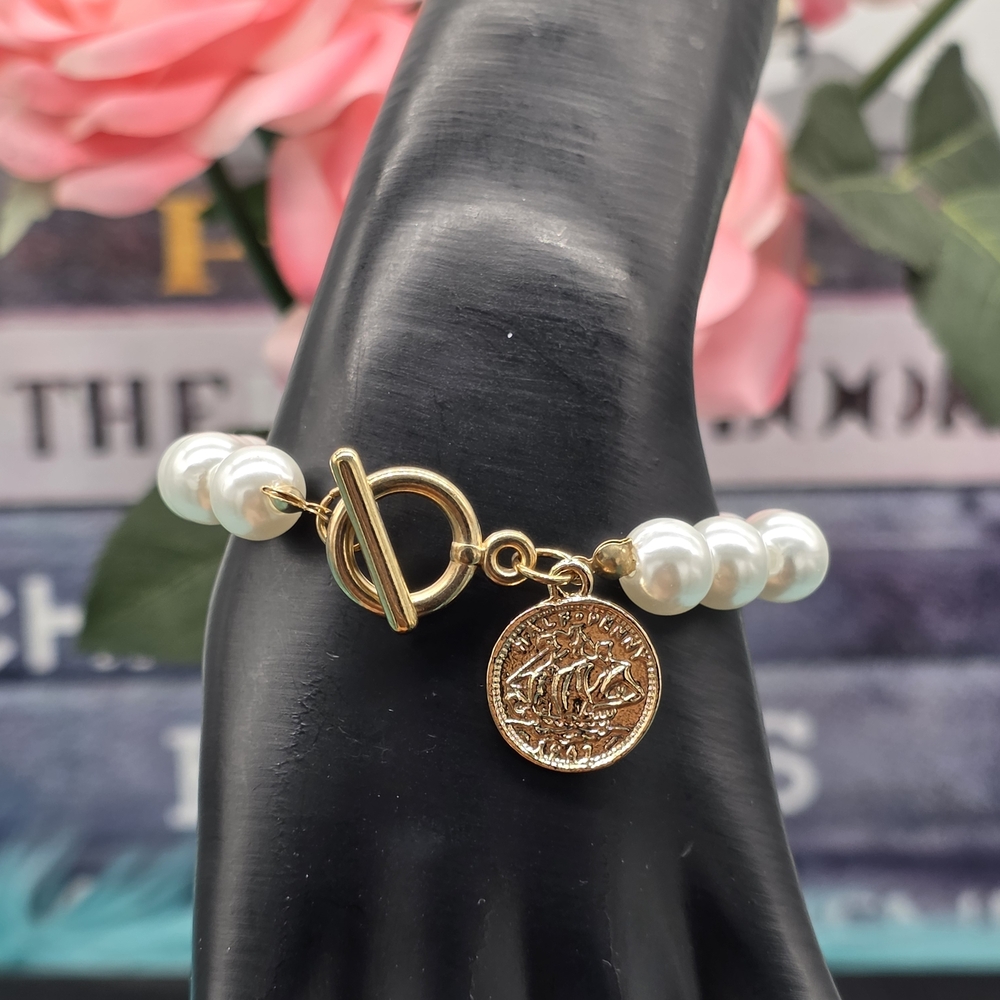 Elegant Gold and Pearl Bracelet